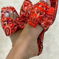 [BRM2007334] VIM 빅스EN 우먼스 반다나 프린트 보우 슬리퍼 - 레드  VIXEN Women&#039;s Bandana Print Bow Slide Red